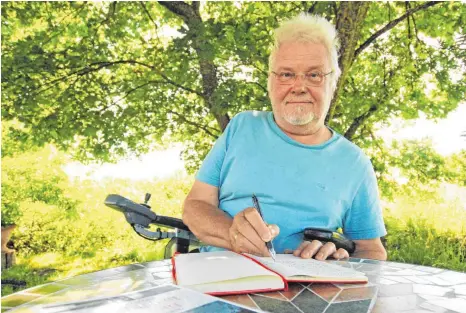  ?? FOTO: THILO BERGMANN ?? Viele Gedanken schreibt Autor Helmut Gotschy tatsächlic­h noch klassisch auf, nämlich mit einem Stift in sein Notizbuch.