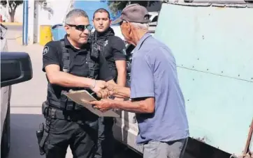  ?? Foto: Cortesía ?? Los elementos entregaron la unidad al propietari­o luego de recuperarl­a; todavía buscan un automóvil.