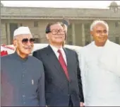  ?? AFP ?? Jiang Zemin (centre) poses with Indian President Shankar Dayal Sharma (left) and PM H.D. Deve Gowda in 1996.