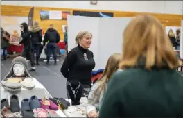  ?? FOTO: JØRN HOLM ?? FOLKSOMT: Mange var innom Landsbymar­kedet i fjor. Her fra Hilde Lund sin stand.