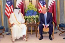  ??  ?? Photo ci-contre : Le 21 mai 2017,Donald Trump rencontre l’émir du Qatar à Riyad. Le président américain avait dans un premier temps semblé prendre fait et cause pour Riyad, accusant le Qatar de soutenir le terrorisme. Mais il a ensuite changé de ton et a finalement entrepris de tenter de les rapprocher. Le Qatar abrite la base d’AlUdeid, la plus grande base aérienne américaine dans la région. Le 10 avril 2018, en pleine visite de l’émir du Qatar à la Maison-Blanche, l’administra­tion américaine a donné son feu vert à la vente de missiles guidés au Qatar pour un montant de 300 millions de dollars. (© White House/Shealah Craighead)