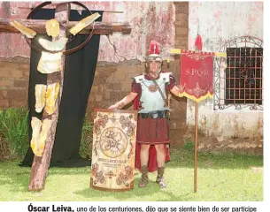  ??  ?? Óscar Leiva, uno de los centurione­s, dijo que se siente bien de ser partícipe de la Semana Santa. Sobre el trabajo de Saz y Montúfar dijo que es “excelente”.