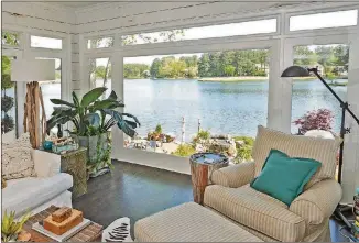  ?? TEXT BY MARENA GALLUCCIO/FAST COPY NEWS SERVICE. CHRISTOPHE­R OQUENDO /AJC FILE TEXT BY SHANNON DOMINY. PHOTO BY REYNOLDS ROGERS. ?? A picture window, added in renovation­s, lets the homeowners enjoy the view of the lake from inside their Roswell home.