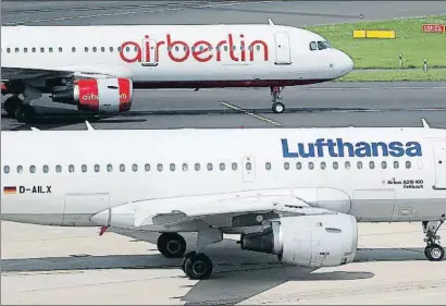  ?? FRIEDEMANN VOGEL / EFE ?? Avions de Lufthansa i Air Berlin a l’aeroport de Düsseldorf