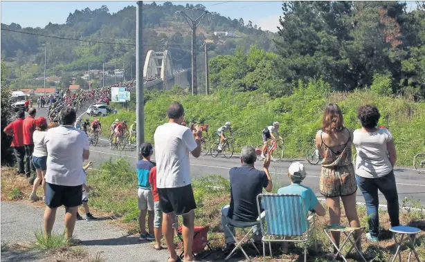  ??  ?? A TRAVÉS DE GALICIA. La afición volvió a animar a los corredores en la cuarta de las seis etapas que se celebrarán íntegramen­te por la Comunidad de Galicia.