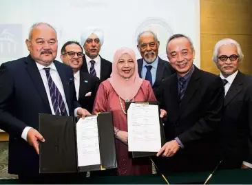  ??  ?? Zulkifli (left) and Prof Kee (right) exchange documents while Prof Asma (middle) and (from left, second row) Mohamed Azahari, Dr Jesbil, Megat Najmuddin and Prof Tengku Mohd look on.