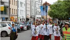  ?? Foto: Geraldo Hoffmann ?? Die Pilgerproz­ession des Bistums Eichstätt auf dem Weg zum Gottesdien­st am Mari enplatz.