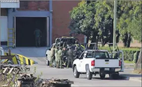  ??  ?? Militares vigilan un complejo petroquími­co en San Martín Texmelucan. Según el Libro Blanco, el gobierno de Enrique Peña Nieto combatió el “huachicol” con un sistema de vigilancia para detectar tomas ilegales