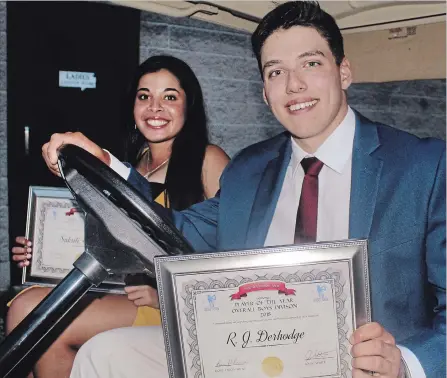  ?? BERND FRANKE THE ST. CATHARINES STANDARD ?? Carts aren't allowed on the Niagara District Junior Golf Tour, but Sukriti Harjai, left, and R.J. Derhodge nonetheles­s ended the tour in the driver’s seat as the overall girls and boys champions.