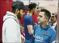  ?? FOTOS: FCB ?? Xavi se abrazó a los dos capitanes presentes, Gerard Piqué y Sergi Roberto, buenos amigos tras coincidir en su etapa como jugador