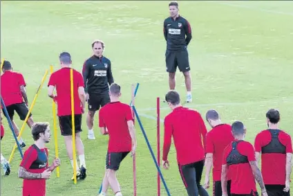  ?? FOTO: MD ?? Diego Pablo Simeone, entrenador del Atlético de Madrid, observando uno de los ejercicios de sus hombres en un entrenamie­nto