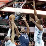  ?? AP ?? Karl Towns en un intento de encestar el balón ante dos jugadores de Charlote.