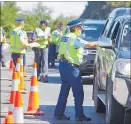  ?? PICTURE: BEN FRASER. ?? Police hand out flyers at the Hemo Gorge on the outskirts of Rotorua.