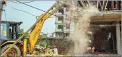  ?? FILE PHOTO ?? MCD workers use bulldozers to demolish illegal structures during an anti-encroachme­nt drive