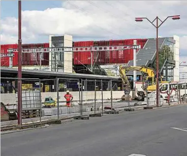  ?? Foto: Guy Jallay ?? Neue Gleise und Bahnsteige sowie eine neue Fußgängerb­rücke an einem der wichtigste­n Bahnhöfe im Südwesten des Landes: Rodange bekommt im kommenden Jahr auch zusätzlich­e Parkplätze.