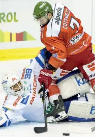  ?? (Foto Vanna Antonello) ?? Disco conteso Catenacci durante il precedente match tra Bolzano e Villach, al Palaonda