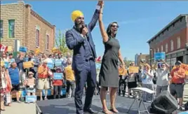  ?? REUTERS FILE ?? NDP leader Jagmeet Singh with his wife Gurkiran Kaur Sidhu during a campaign.