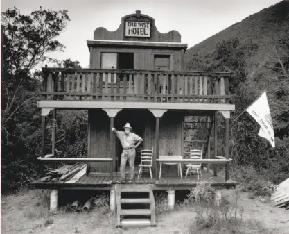  ?? Chris Felver / Getty Images 1997 ?? Lawrence Ferlinghet­ti stands outside the “Old West Hotel,” better known as Ferlinghet­ti’s cabin, in Bixby Canyon.