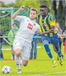  ?? FOTO: FLORIAN WOLF ?? Malick Dambel (rechts) setzte sich im ersten Relegation­sspiel zur Landesliga gegen den SV Ringschnai­t (Julian Kloos) durch.