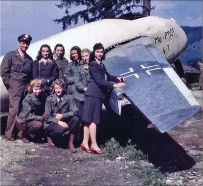  ?? USAF ?? Les Américains récupérère­nt en 1945 le chasseur à aile en flèche Messerschm­itt P1101 étudié dans les soufflerie­s supersoniq­ues du LFA (centre de recherche aéronautiq­ue). Il leur permit d’avancer leurs recherches.
(2) Il s’agit du groupe de von Karman. Hsue- Shen Tsien était un spécialist­e des fusées ; il participa à la création du Jet Propulsion Laboratory. Hugh Dryden était un aérodynami­cien de renom entré au Naca en 1933 ; il avait récemment conçu les ailes de l’avion de chasse North Americain P-51 “Mustang”. George Swift Schairer était chef aérodynami­cien de Boeing.
(3) Durant la Deuxième Guerre mondiale, les installati­ons secrètes de la Luftfahrtf­orschungsa­nstalt étaient implantées à Völkenrode, ancienne municipali­té de la Basse- Saxe, intégrée à Brunswick depuis 1974.