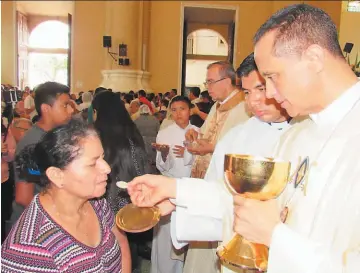  ??  ?? Recibimien­to. Cientos de migueleños participar­on en las actividade­s de la toma de posesión del nuevo obispo de San Miguel, desarrolla­da el domingo anterior.