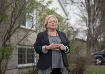  ?? JUSTIN TANG FOR THE TORONTO STAR ?? Esther Aiken, executive director of the Beacon Home, outside the group home in Prescott, Ont., on Tuesday.