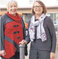  ?? FOTO: INGEBORG WAGNER ?? Ursula Konrad (rechts) gibt die Leitung der Gruppe Frauenselb­sthilfe nach Krebs in Tuttlingen ab. Ihre Nachfolger­in ist Claudia Heitzmann.