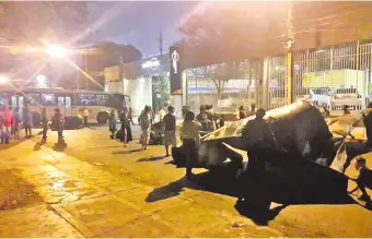  ??  ?? Los nativos provenient­es de asentamien­tos de los departamen­tos de Guairá y Canindeyú bloquearon la avenida Gral. Artigas en un horario de mucho tráfico, como medida de protesta.
