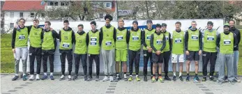  ?? FOTO: TEAM EHINGEN URSPRING/ PETER BREYMAIER ?? Gut vertreten im Jedermannl­auf war der Basketball-Nachwuchs aus Urspring. Weil die Jungen im Internat sind und eine Wohngemein­schaft bilden, durften sie zusammen starten und zusammen aufs Foto.