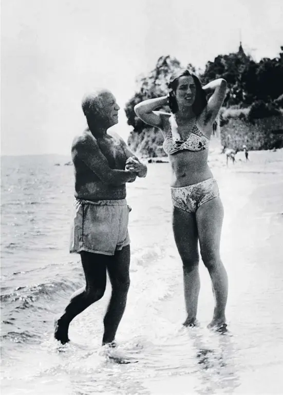  ?? ?? Picasso y Françoise Gilot en una pequeña playa entre Juan-les-pins y Cap-d’antibes, en la Costa Azul