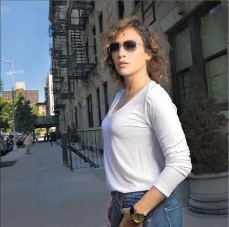  ?? Carolyn Cole
Los Angeles Times ?? “I WANTED to changemy look completely and be like the antithesis of what people are used to seeing me as,” Jennifer Lopez says.