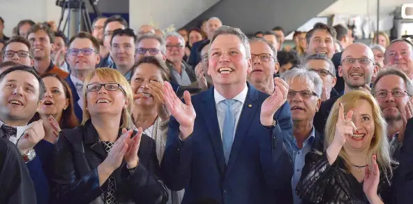  ?? FOTO: IMAGO ?? Großer Jubel bei der CDU in Saarbrücke­n, auch der Saarbrücke­r Fraktionsv­orsitzende Peter Strobel (M.) klatscht begeistert: Solch einen triumphale­n Sieg hatte wohl kaum jemand erwartet.