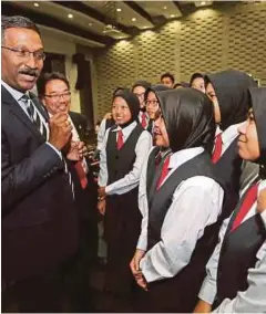  ?? [FOTO MOHD KHAIRUL HELMY MOHD DIN/BH] ?? Kamalanath­an meluangkan masa memberi motivasi dan beramah mesra dengan pelajar.