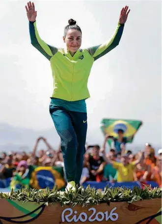  ?? David Goldman - 15.ago/AP Photo ?? Poliana sobe ao pódio para receber a medalha de bronze na maratona aquática da Rio-16