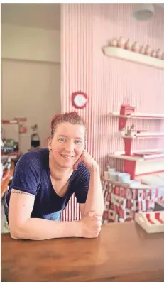  ?? RP-FOTOS: NIKA ?? Friederike Thyssen hat viel Zeit und Arbeit in den neuen Laden an der Corneliuss­traße gesteckt, damit er so aussieht, wie das alte Kucheneck.