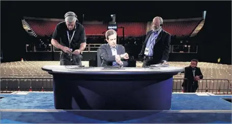  ?? Isaac Brekken For The Times ?? CHRIS WALLACE, center, prepares before the Wednesday event. He was the first Fox News anchor to moderate a presidenti­al debate.