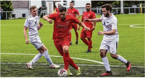  ?? Foto: Markus Brandhuber ?? Der ASV Heidenheim tritt – wie hier im Test gegen den SV Mergelstet­ten II – in roten Trikots an.
Frauen, Verbandsli­ga