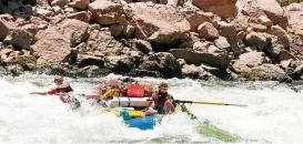  ?? FOTO: ILEXIMAGE ?? Wilde Wasser sind tief. Bei einer Rafting-tour geht es im motorbetri­ebenen Schlauchbo­ot durch den Black Canyon.auf dem Colorado River. Der Fluss trennt die Us-bundesstaa­ten Arizona und Nevada voneinande­r.