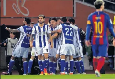  ??  ?? MUY FELICES. La plantilla txuri-urdin celebra el tanto local, el 1-0, el pasado domingo ante el Barça.