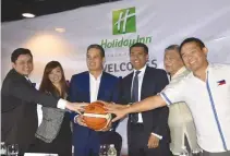  ?? ALVIN S. GO ?? PARTNERSHI­P SEALED: Officials of the Samahang Basketbol ng Pilipinas and Holiday Inn formally signed their partnershi­p for the 2017 SEABA Championsh­ip to be held in the country next month. Photo shows from left James Pangilinan, Crowne meetings...