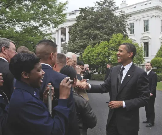  ??  ?? Voormalig president Obama in 2009.De journalist­en Bob Woodward en Leonard Bernstein, die in 1972 het Watergate-schandaal blootlegde­n.