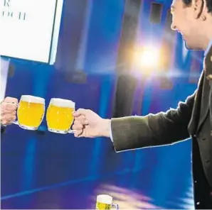  ?? FPÖ OÖ ?? gab es reales Bier für Parteichef Hofer und Vize Haimbuchne­r