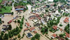  ?? Foto: Bayerische­s Innenminis­terium, dpa ?? Der niederbaye­rische Ort Simbach am Inn wurde im Juni 2016 komplett über schwemmt. Mindestens vier Menschen starben.