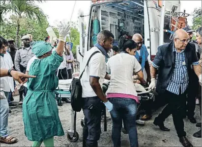  ?? MARCELINO VAZQUEZ HERNANDEZ / AP ?? Una de las tres supervivie­ntes del accidente llegando al hospital Calixto García de La Habana