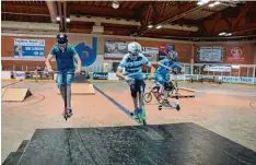  ??  ?? Die Radsportle­r des MAC nutzten den Dirtpark im Sportpark West für einige Trainingse­inheiten (links). In der Halle zeigten Jugendlich­e mit Scootern ihr Können (rechts).