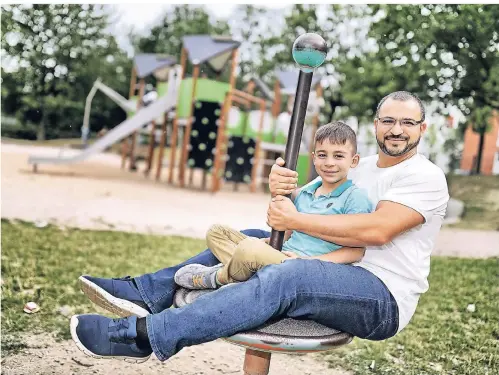  ?? FOTO: STEPHAN KÖHLEN ?? Bekir Cakin spielt mit seinem sechsjähri­gen Sohn Enes auf dem Spielplatz in Wuppertal-Vohwinkel. Diesen sanieren zu lassen, war seine Idee für das Bürgerbudg­et der Stadt – und erfolgreic­h: 120.000 Euro wurden unter anderem in neue Geräte gesteckt.