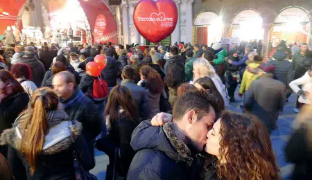  ??  ?? Innamorati Verona è pronta, anche quest’anno, a festeggiar­e San Valentino con tanti eventi cittadini