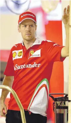  ?? FOTO: DPA ?? Grimmiger Zuschauer in Bahrain: Sebastian Vettel beobachtet das Rennen nach dem Defekt seines Ferraris von der Box aus.