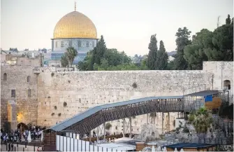  ?? (Yonatan Sindel/Flash90) ?? THE MUGHRABI Bridge leading up to the Temple Mount compound, with the Western Wall and Dome of the Rock seen behind, in Jerusalem’s Old City.