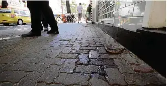  ?? THIAGO FREITAS/AGÊNCIA O GLOBO ?? Tragédia. Polícia ainda investiga se ele caiu acidentalm­ente em confronto na frente do bar